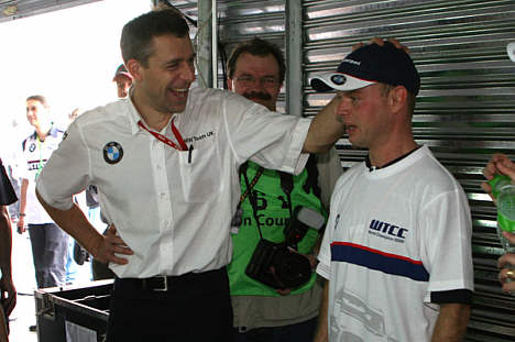 En tydeligt skuffet Jan Magnussen, i WTCC World Champion t-shirt, bliver rost af teamchef Bart Mampaey.